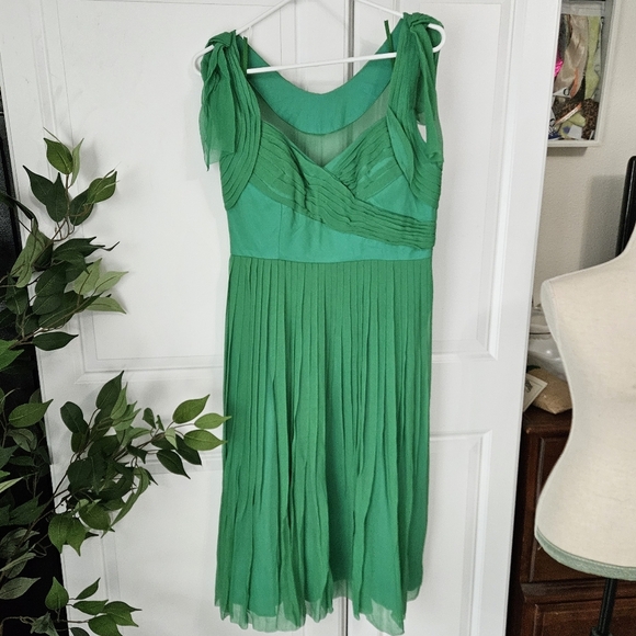 Elegant Green Pleated Dress - Picture 2 of 7